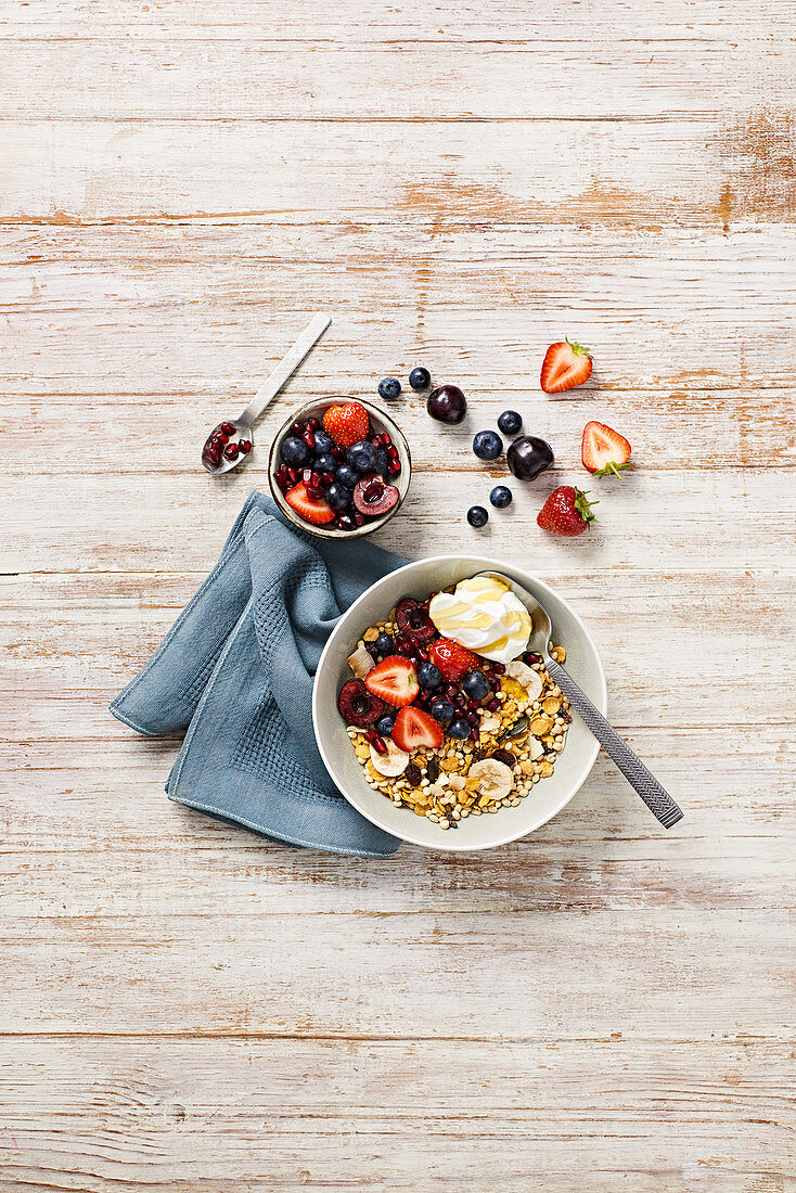 Müsli mit Honig und frischen Früchten