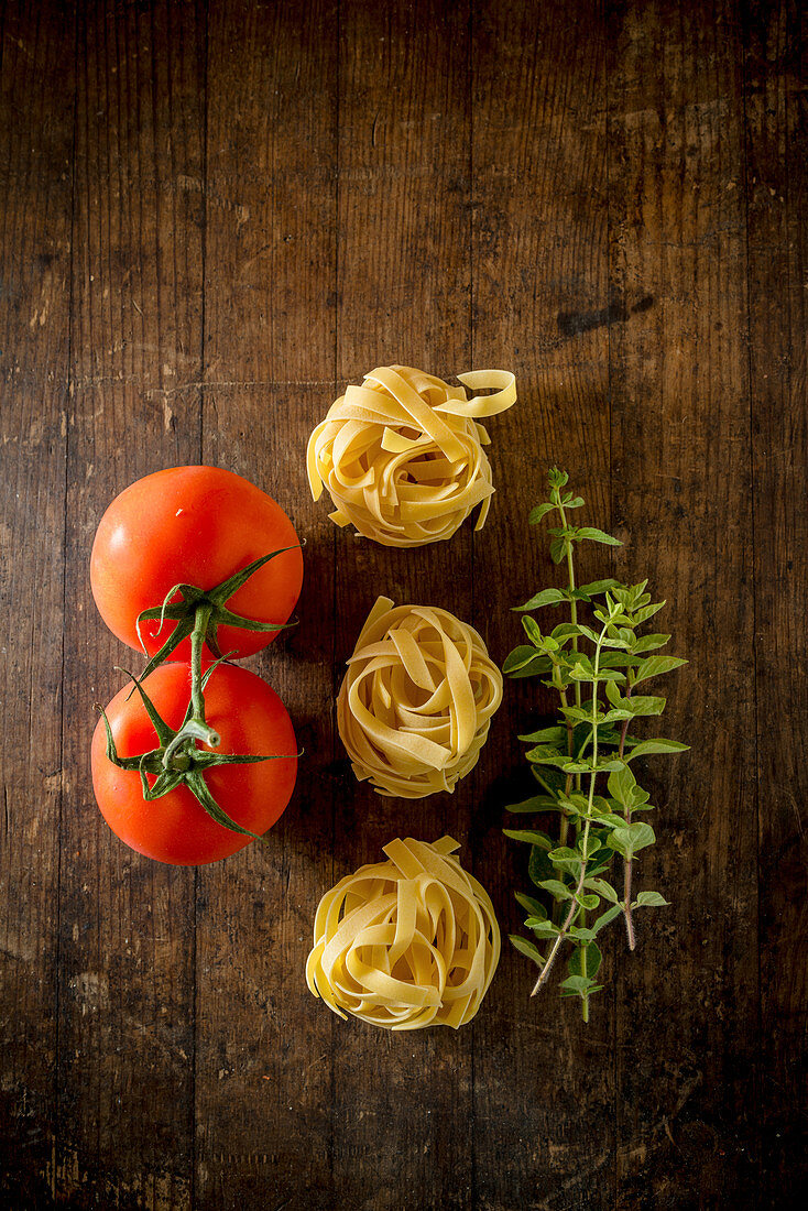 Tagliatelle mit reifen Tomaten und Oregano