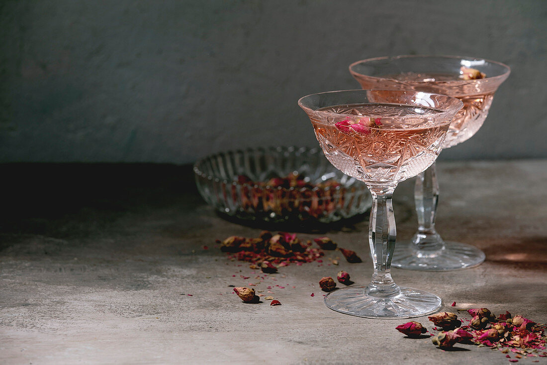 Rosa Champagner-Cocktail mit getrockneten Rosenblüten