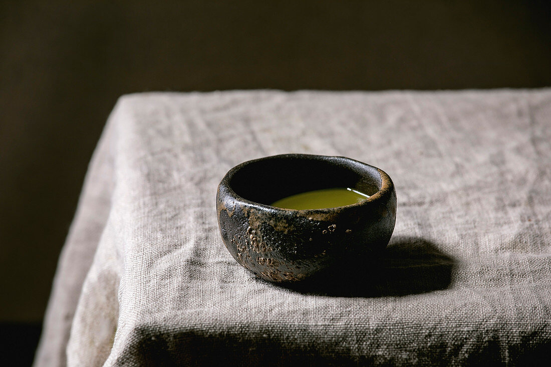 Japanischer Matchatee in Keramikschälchen auf Tisch