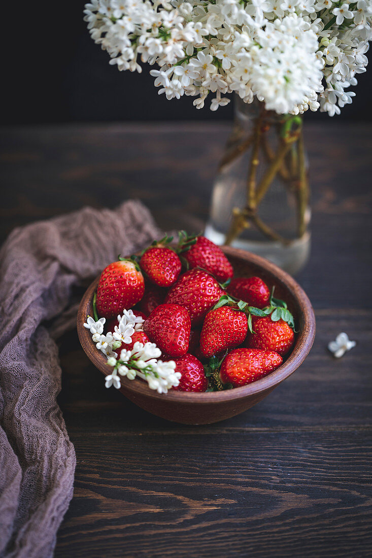Frische Erdbeeren in einer Keramikschale