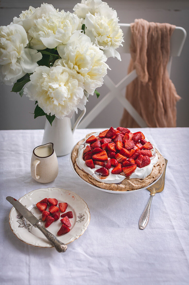 Pavlova mit Schlagsahne und Erdbeeren