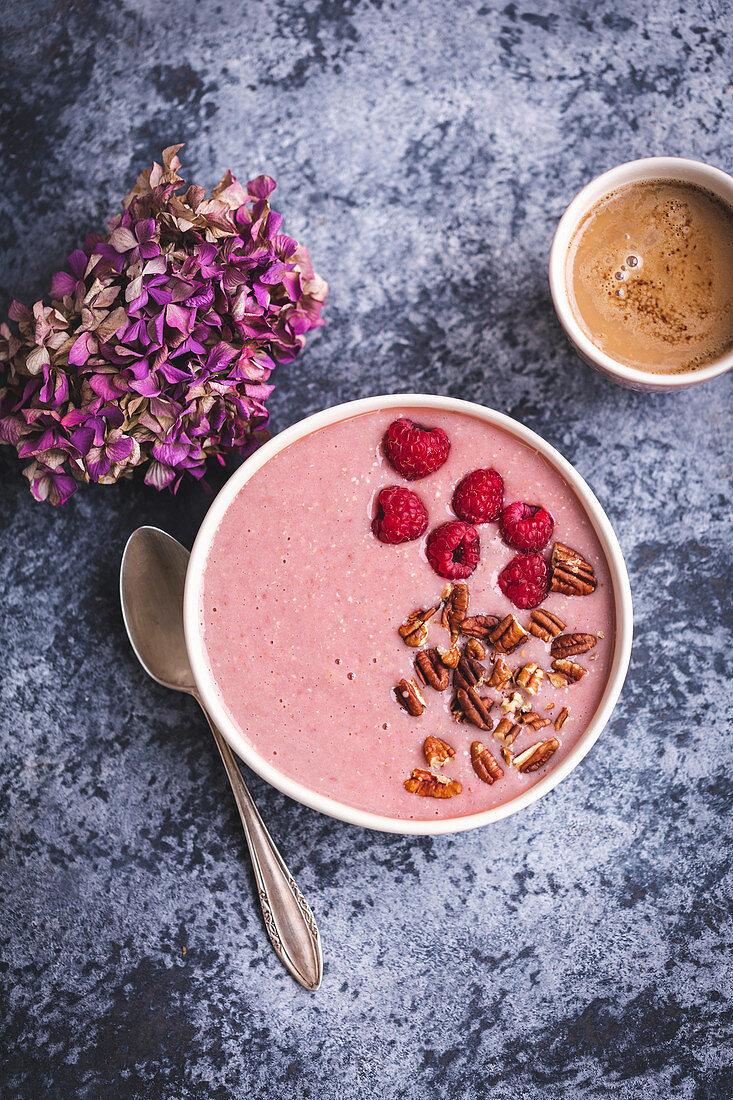 Himbeer-Smoothie-Bowl mit Pecannüssen