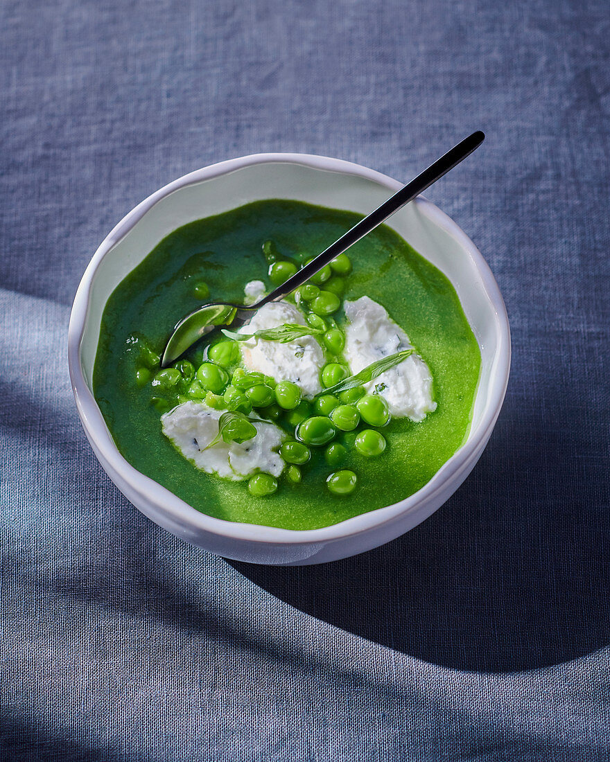 Erbsensuppe mit Ziegenkäse