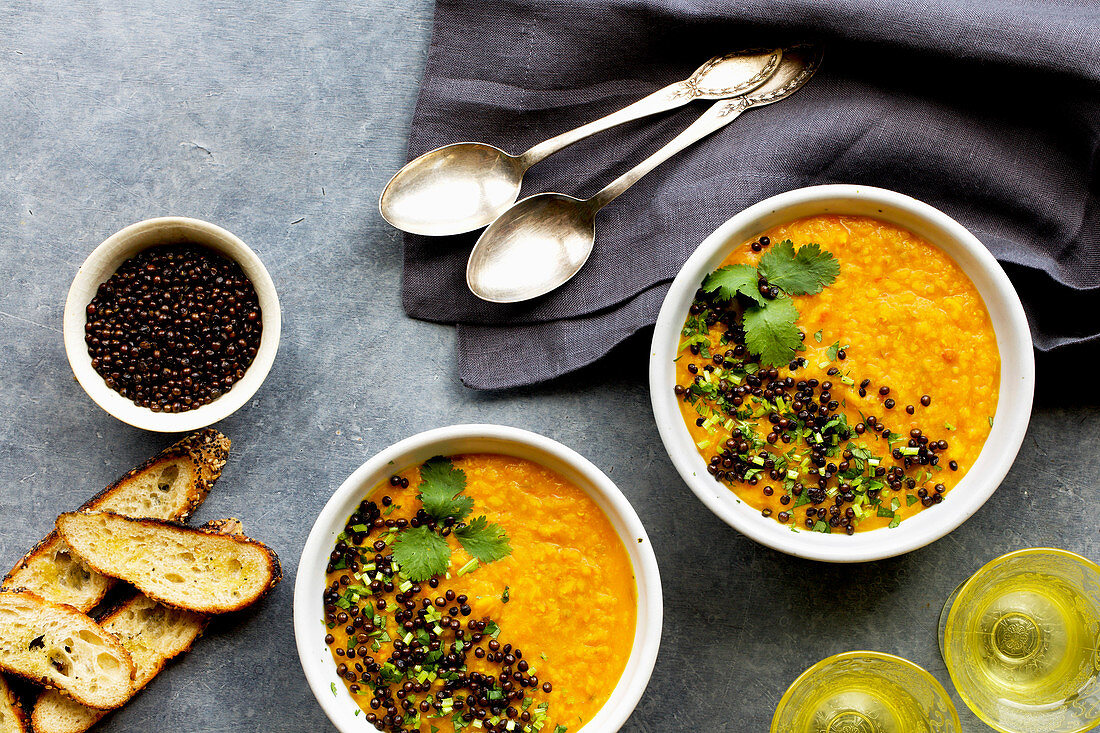 Gelbe Moong Dal Suppe mit knusprigen schwarzen Linsen (Indien)
