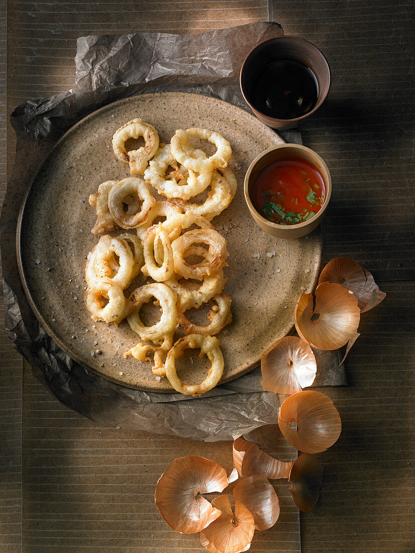 Fried onion rings with dips