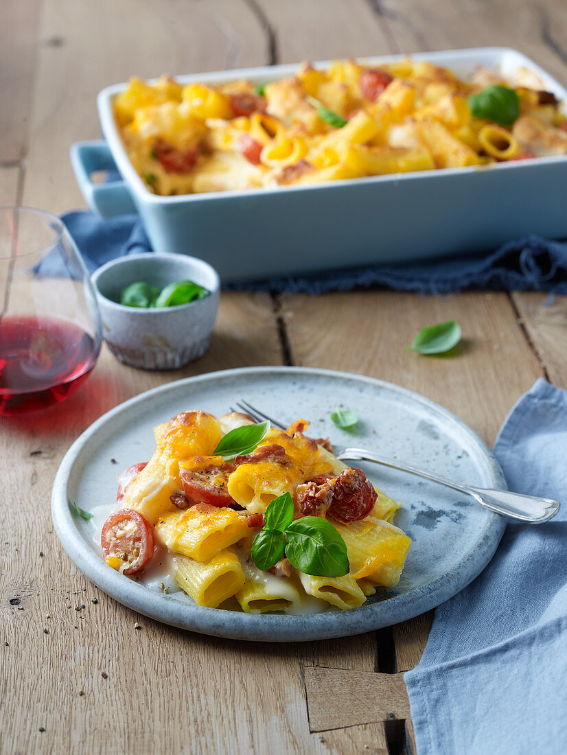 Pasta bake with tomatoes, bacon and basil