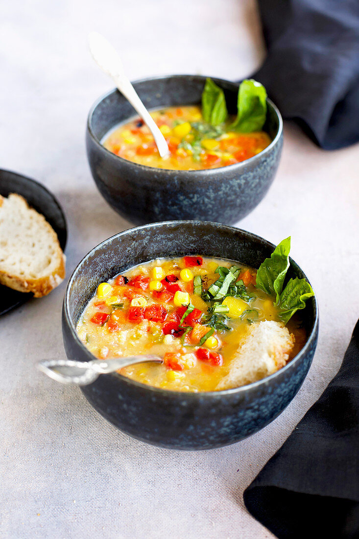 Gelbe Spalterbsensuppe mit Röstpaprika und Basilikum