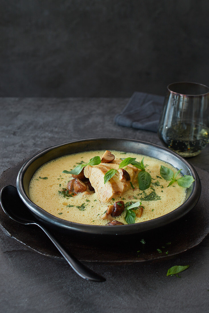 Curry-Kokos-Suppe mit Hähnchenbruststreifen