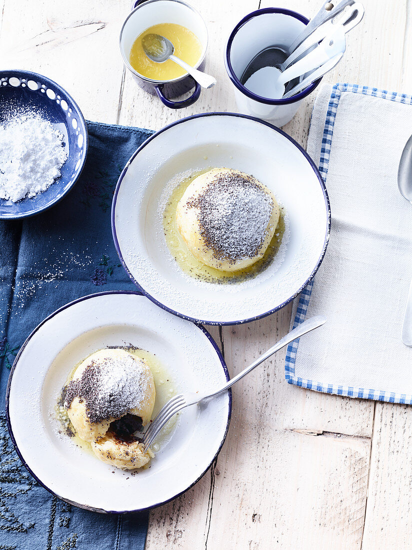 Germknödel mit Butter und Mohn