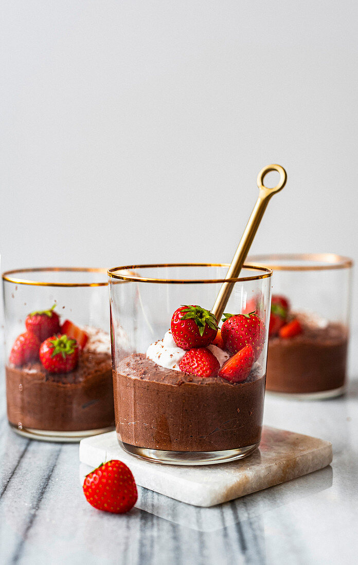 Schokoladenpudding mit Chia und Erdbeeren