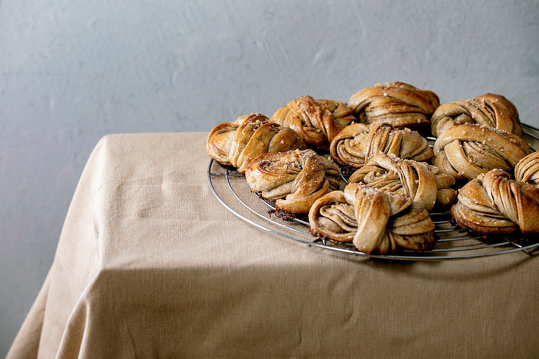 Kanelbullar (Kardamom-Brötchen, Schweden) auf Abkühlgitter