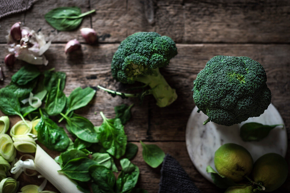 Brokkoli, Spinat, Lauch und Knoblauch als Zutaten für Broccolisuppe