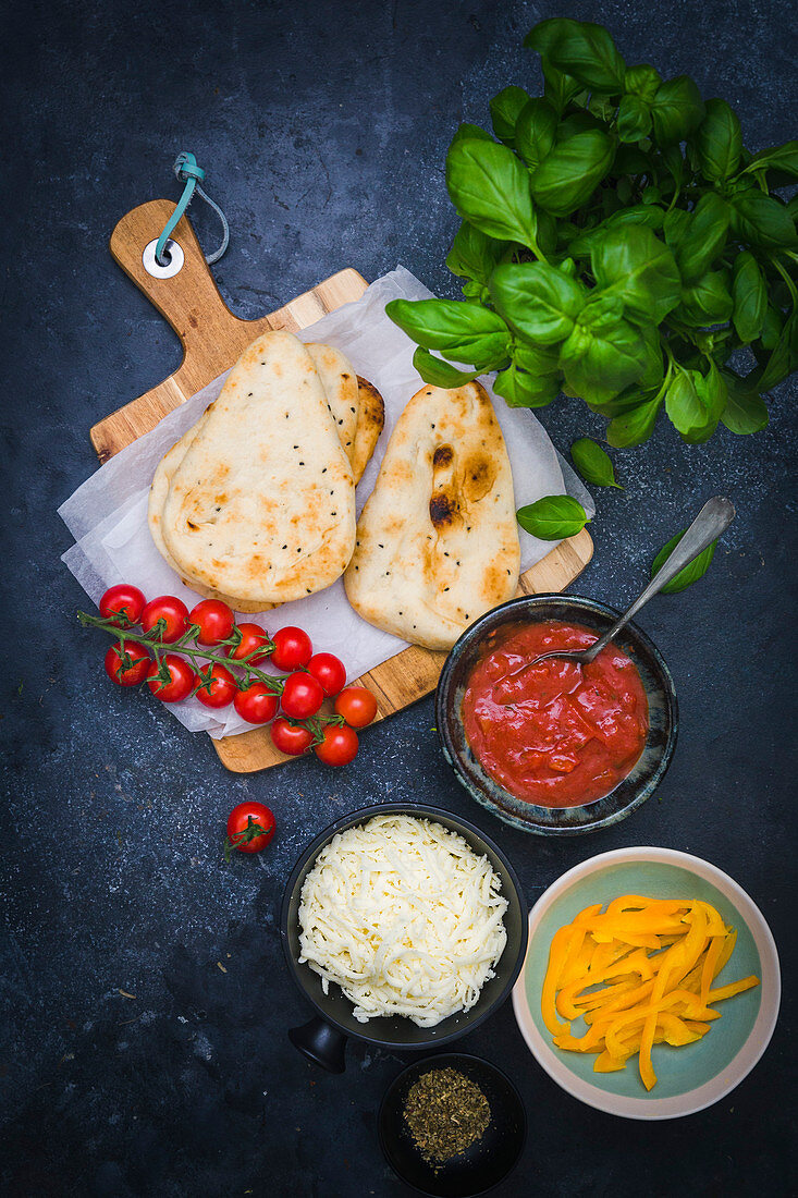 Zutaten für Fladenbrotpizza mit Naan-Brot