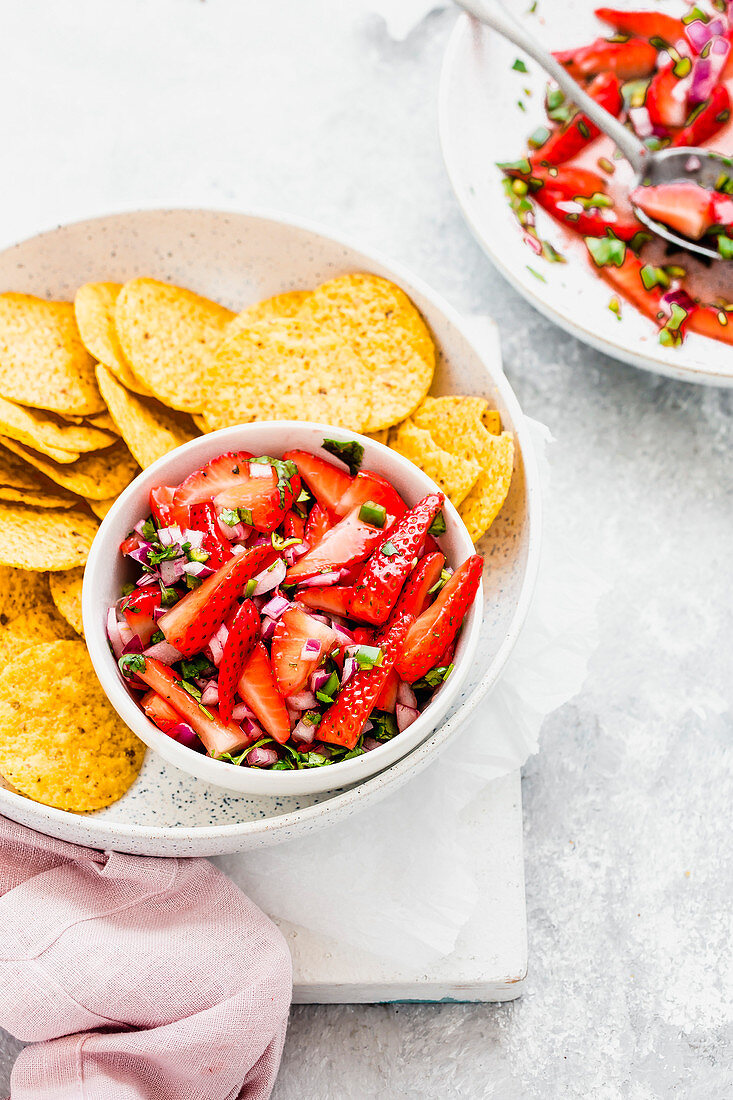 Nacho-Chips serviert mit Erdbeersalsa