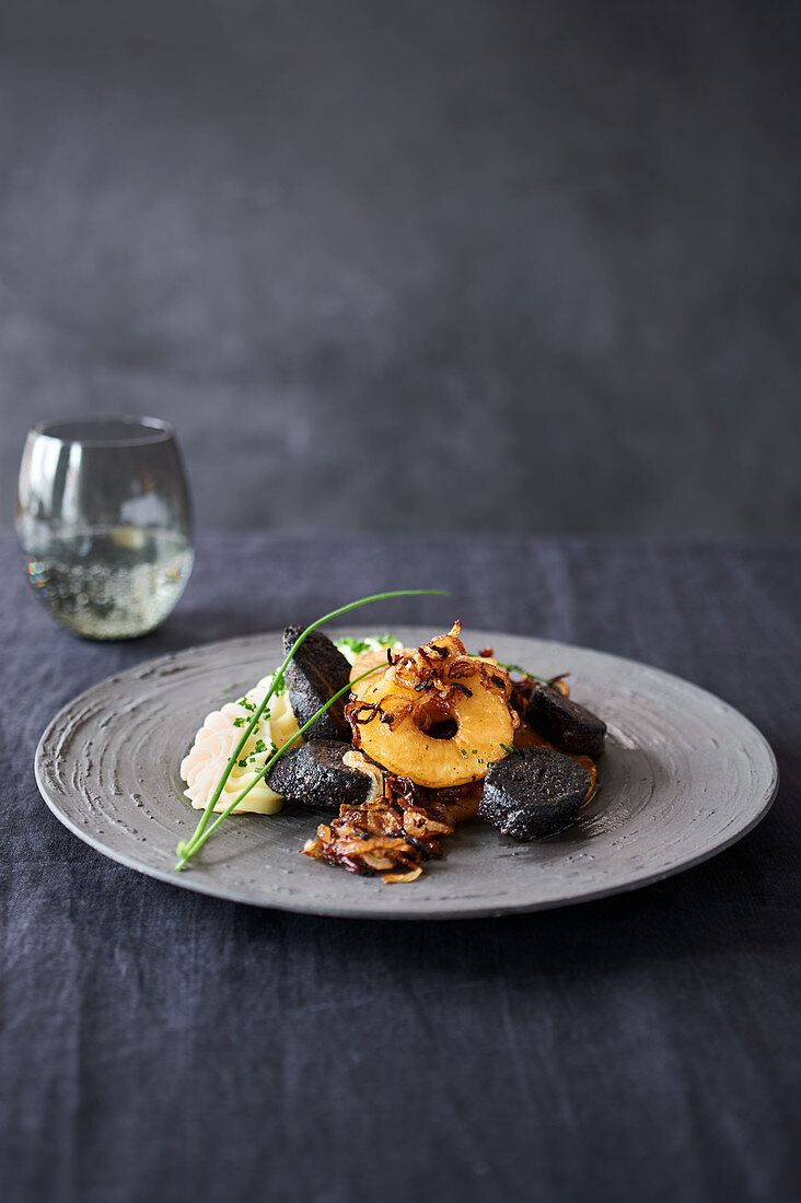 Himmel und Erde (black pudding, fried onions, and mashed potato with apple sauce)