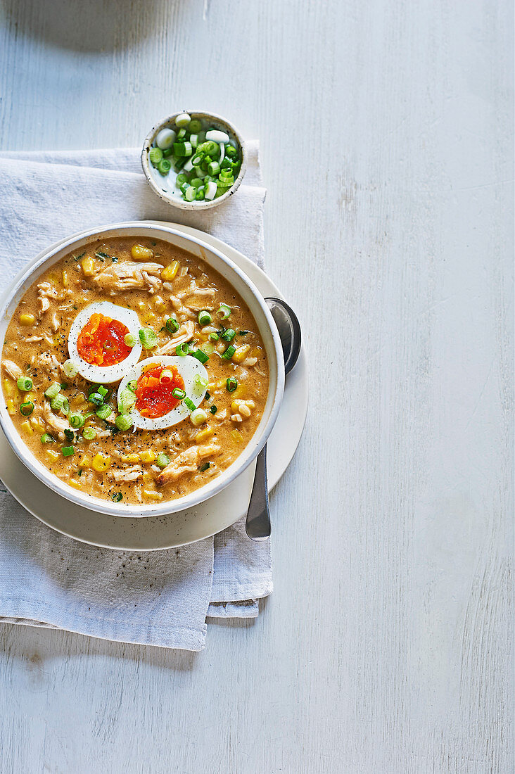 Cremige Curry-Hähnchen-Suppe mit Mais und gekochtem Ei