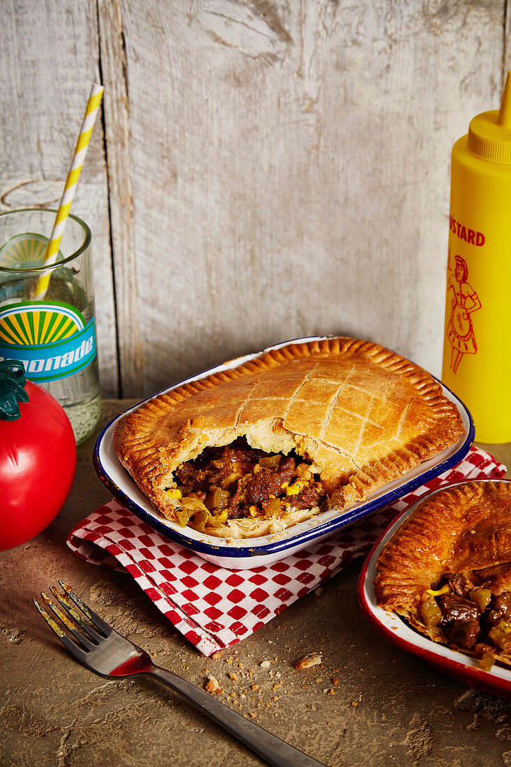 Scharfe Rindfleisch-Pies mit Jalapenos und Ale