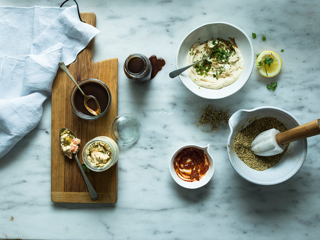 BBQ-Sauce, Chili-Käsecreme, Sticky Sauce und Zatar