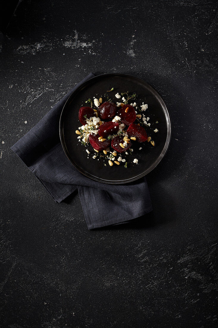 Rote-Bete-Salat mit Pinienkernen und körnigem Frischkäse