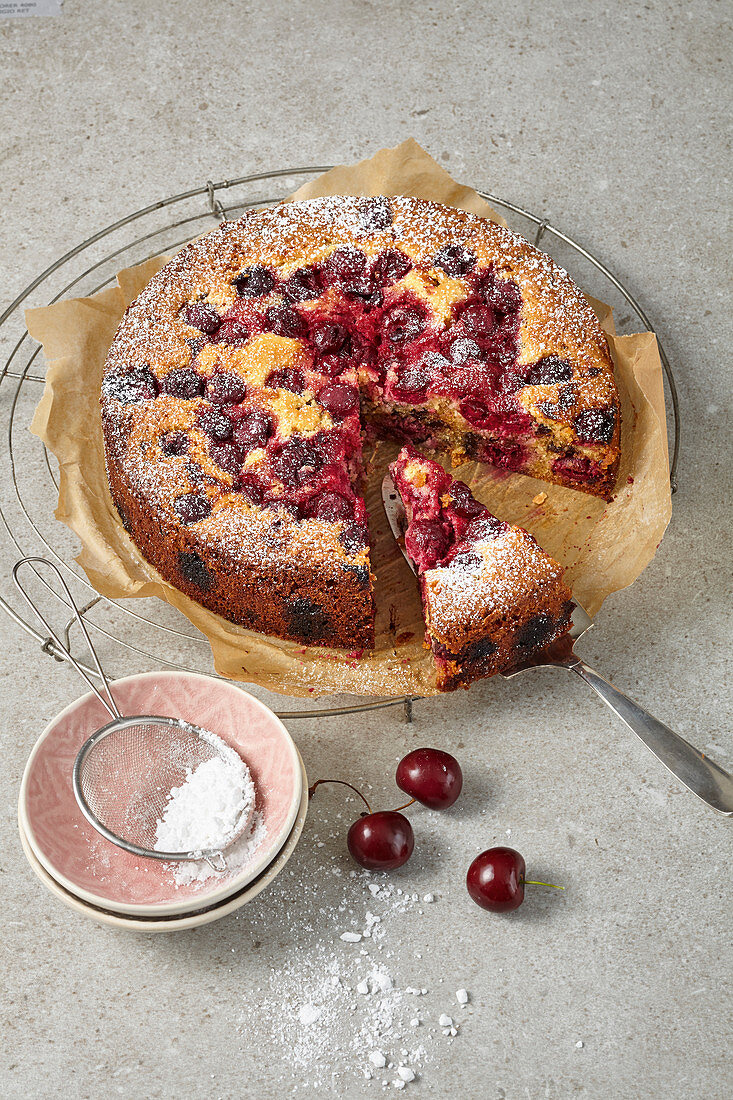 Versunkener Kirsch-Mandel-Kuchen (mehlfrei), angeschnitten