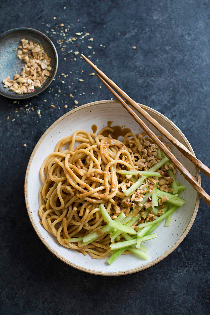 Udon-Nudeln mit Erdnusssauce und Gurken (Asien)