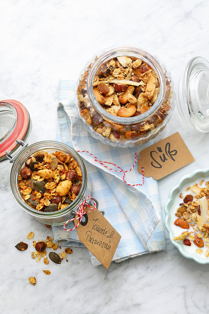 Süßes Granola und Tomaten-Parmesan-Granola