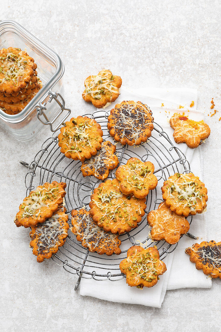 Cheese biscuits with dried tomatoes
