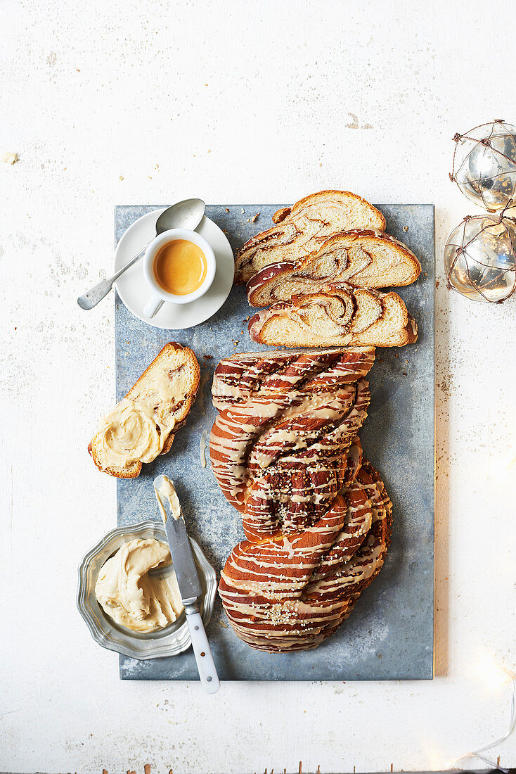 Weihnachtliches Zopfbrot mit Gewürzen, Honig und Tahinibutter