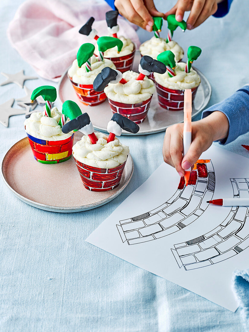 Selbstgemachte Weihnachtself- und Santa Claus-Cupcakes zum Verschenken