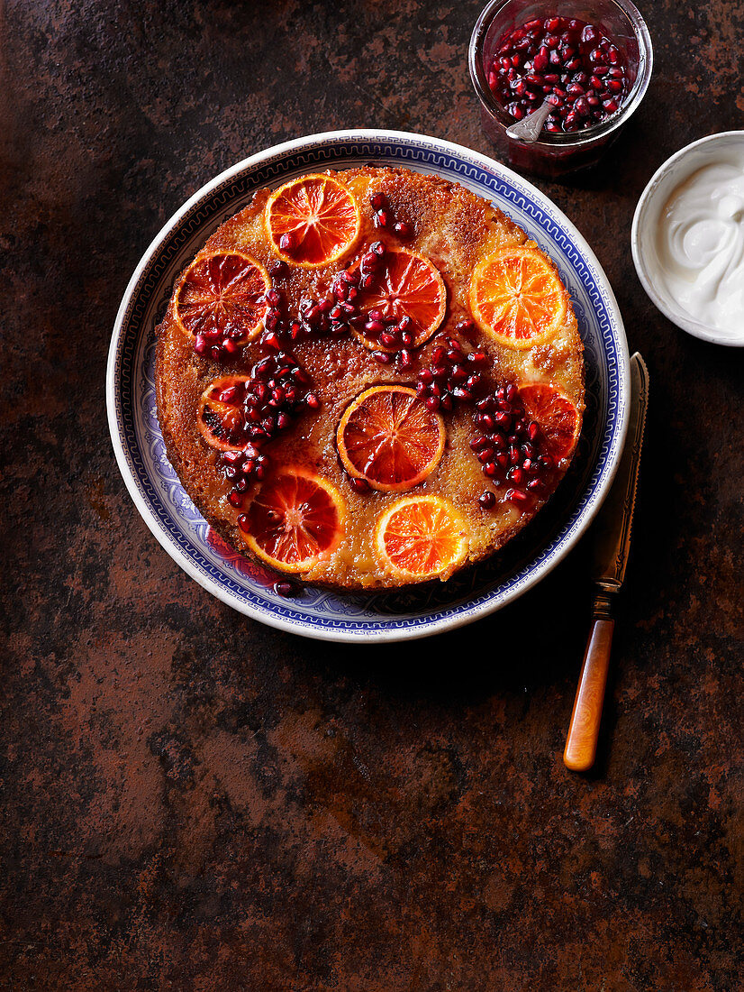 Upside Down Cake mit Blutorangen und Granatapfelkernen