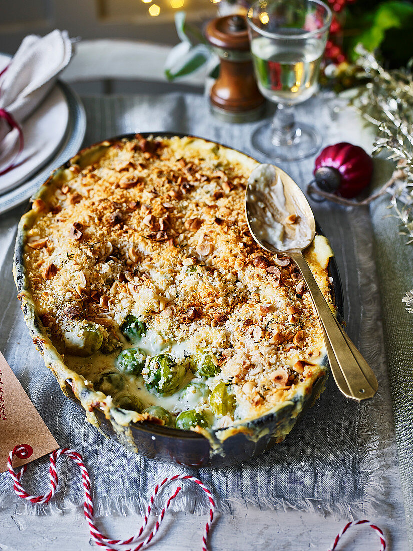 Rosenkohlgratin mit Käsekruste als weihnachtliche Gemüsebeilage