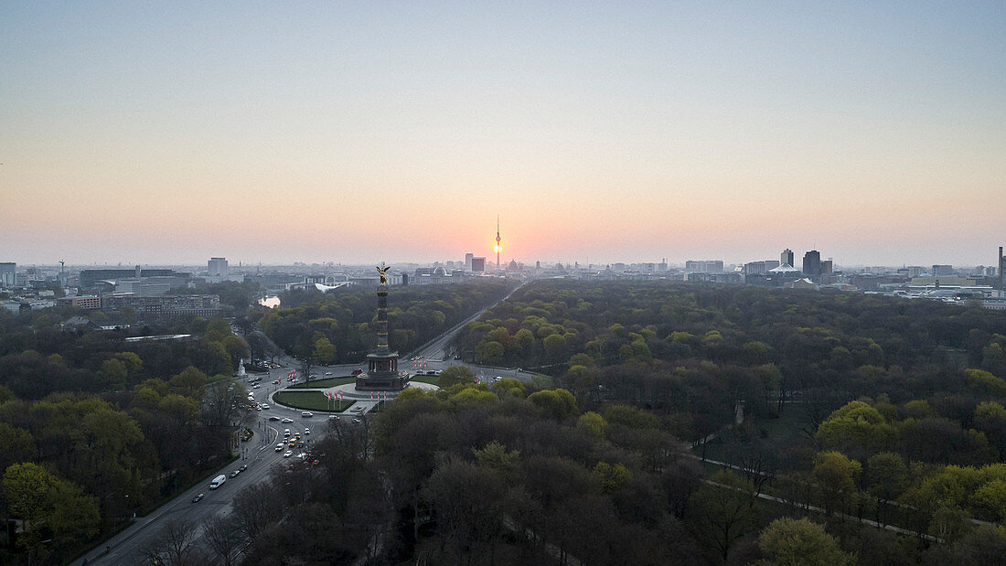 Blick auf die Siegessäule und auf die Stadt Berlin bei Sonnenuntergang, Deutschland