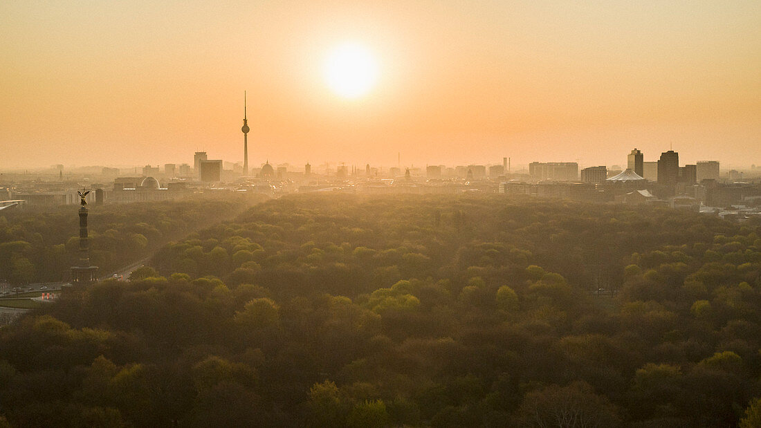 Goldener Sonnenuntergang über Berlin mit dem Volkspark Friedrichshain, Deutschland