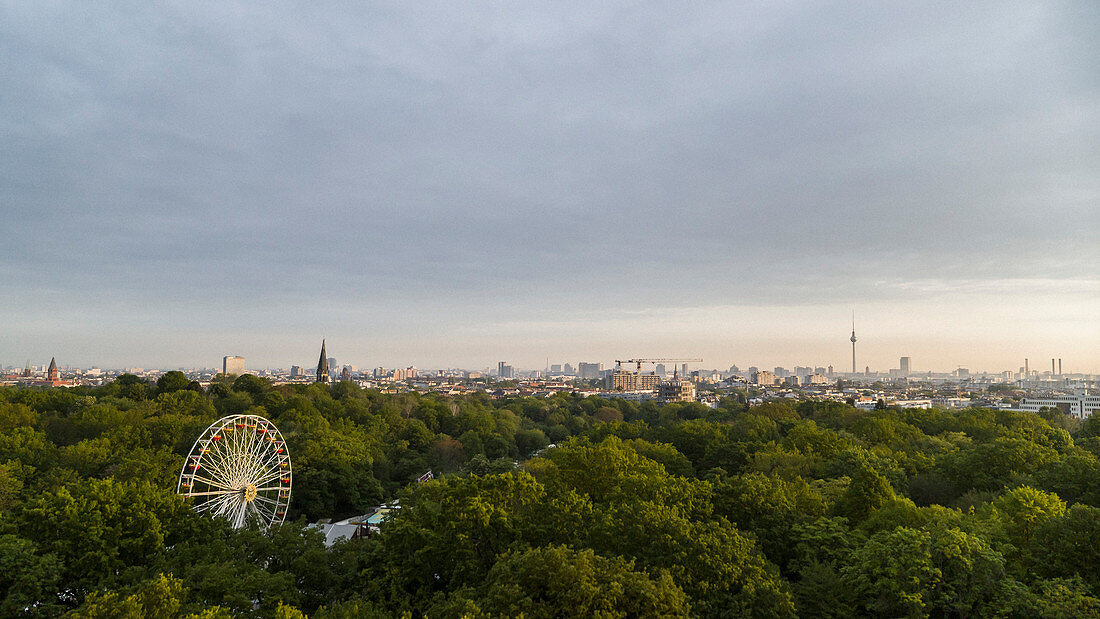 Blick auf den Volkspark Friedrichshain und auf die Stadt Berlin, Deutschland