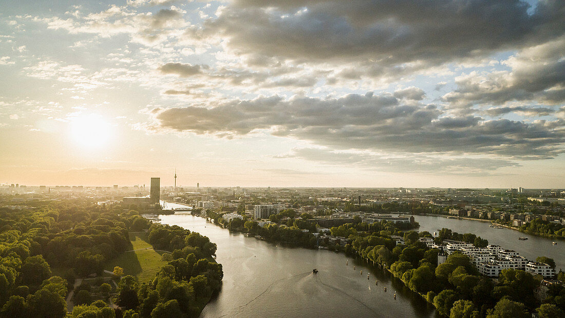 Der Himmel beim Sonnenuntergang über Berlin mit der Spree, Deutschland