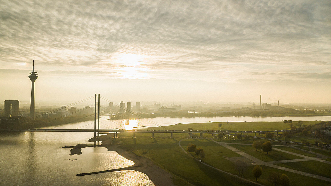 Blick auf den Rheinturm und den Rhein bei Sonnenuntergang, Düsseldorf, Deutschland