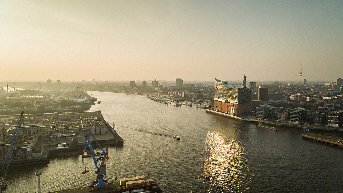 Sonnige Aussicht auf die Elbe und Elbphilharmonie, Deutschland