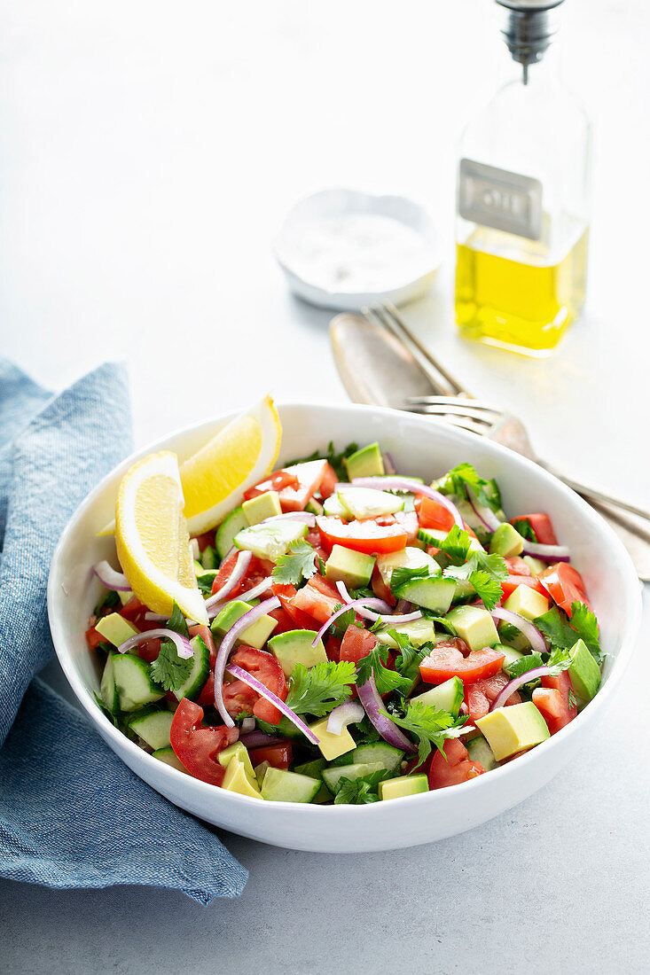 Gehackter Gemüsesalat mit Tomaten, Gurken und Avocado