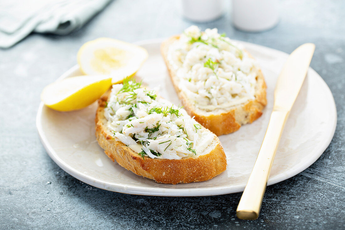 Toast mit Crabmeat, Dill und Zitrone