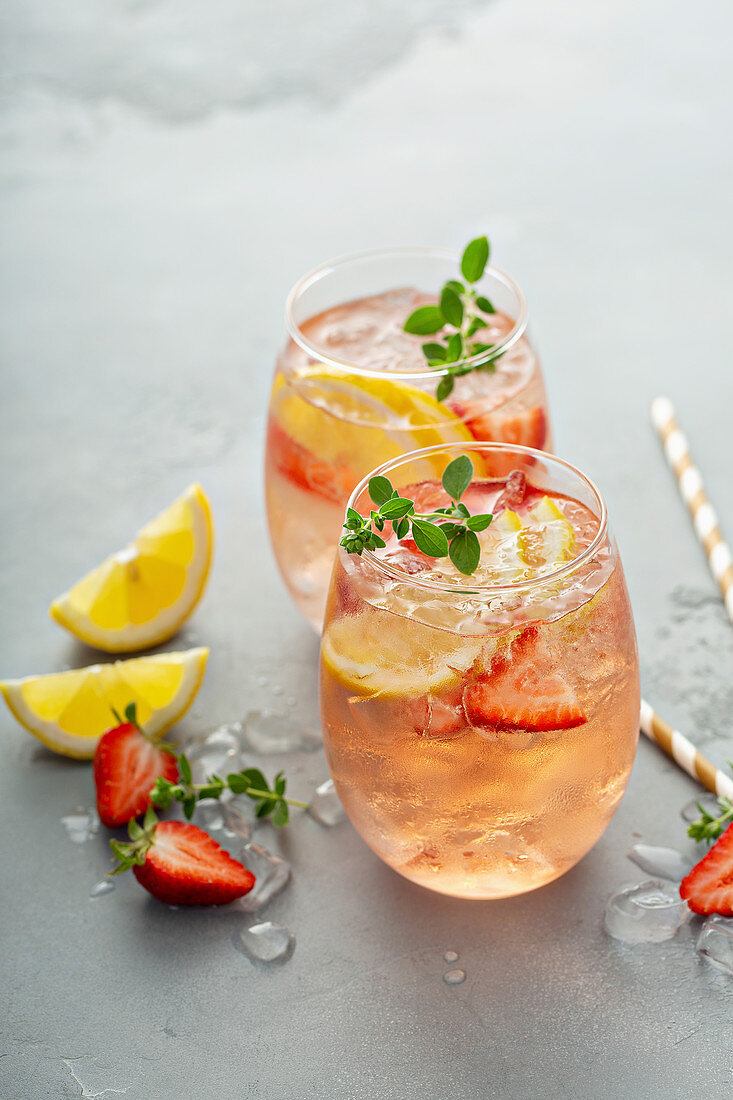 Rose Sangria-Cocktail mit Erdbeeren und Zitrone