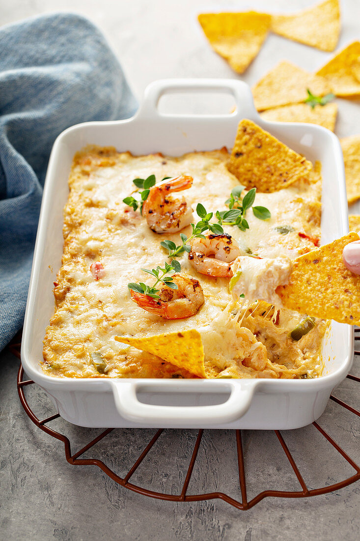 Würziger Käse-Garnelen-Dip mit Tortillachips