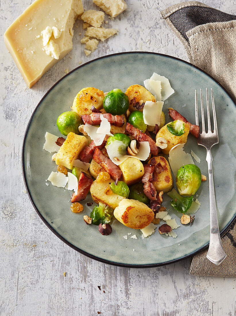Gnocchi with Brussel sprouts, striped bacon and nuts