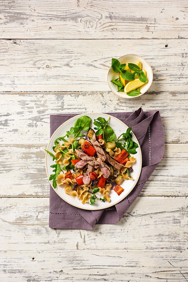 Fusilli mit Gemüse und gegrilltem Lammfleisch