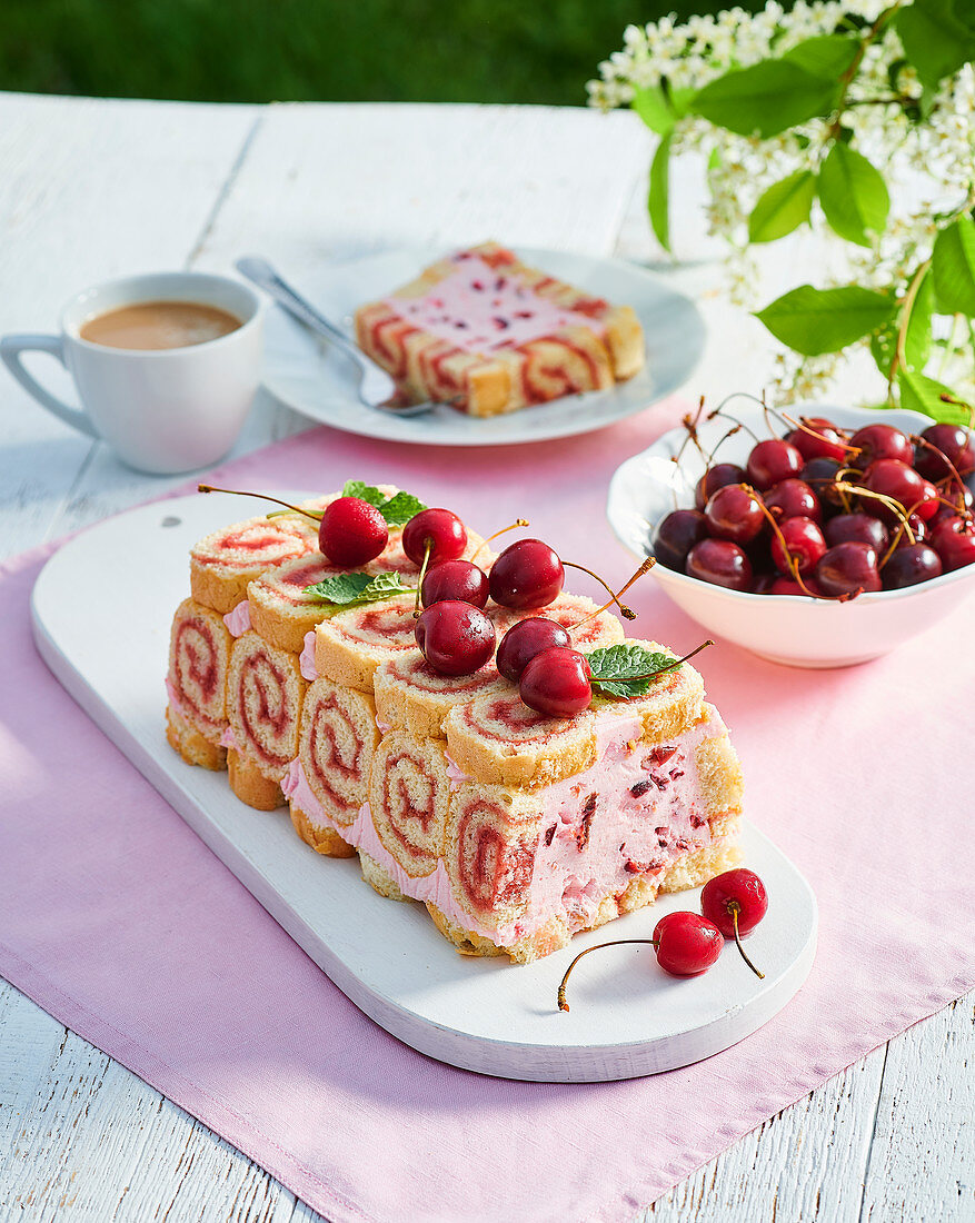 Biskuitrollen-Kuchen mit Kirschcremefüllung