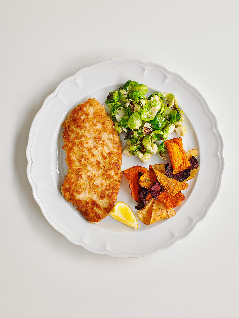 Putenschnitzel mit Rosenkohl und Gemüsechips