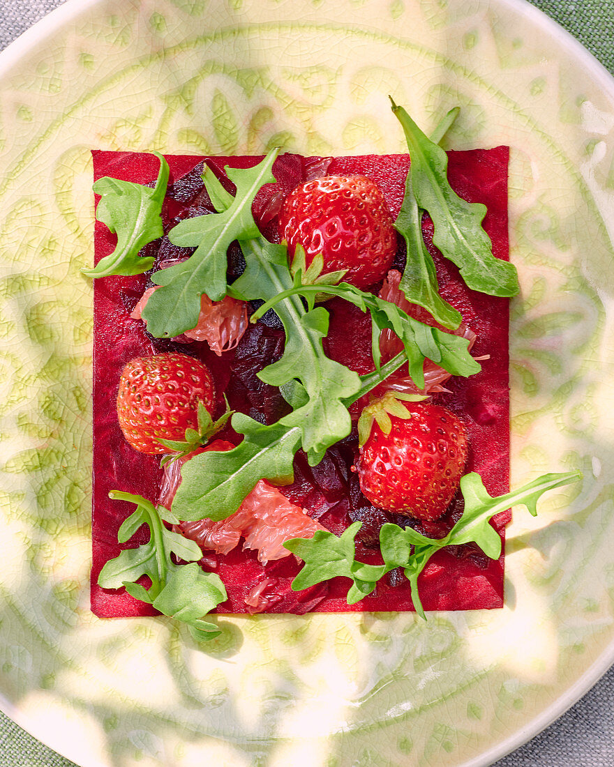 Beetroot with strawberries, grapefruit and arugula