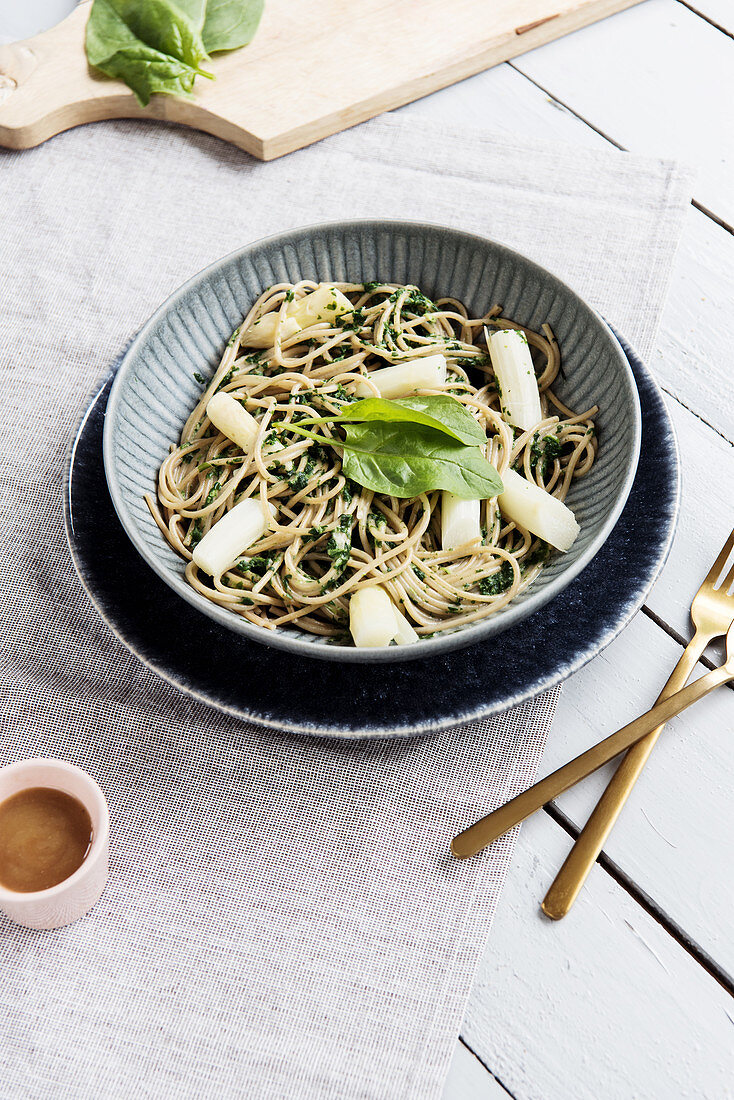 Vegan spelt spaghetti with white asparagus and spinach sauce