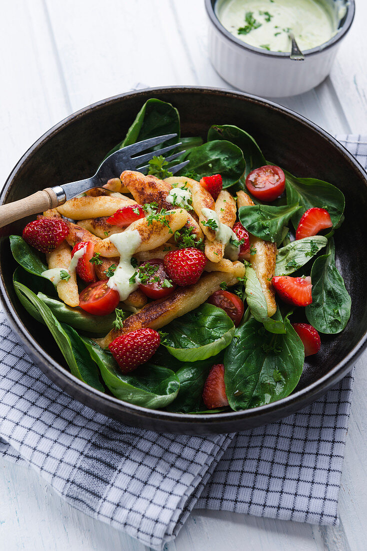 Vegane Schupfnudeln mit Spinat-Erdbeer-Salat und Kräuterdressing