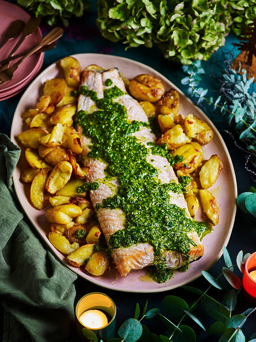 Lachs mit knusprigen Kartoffeln und Zhoug